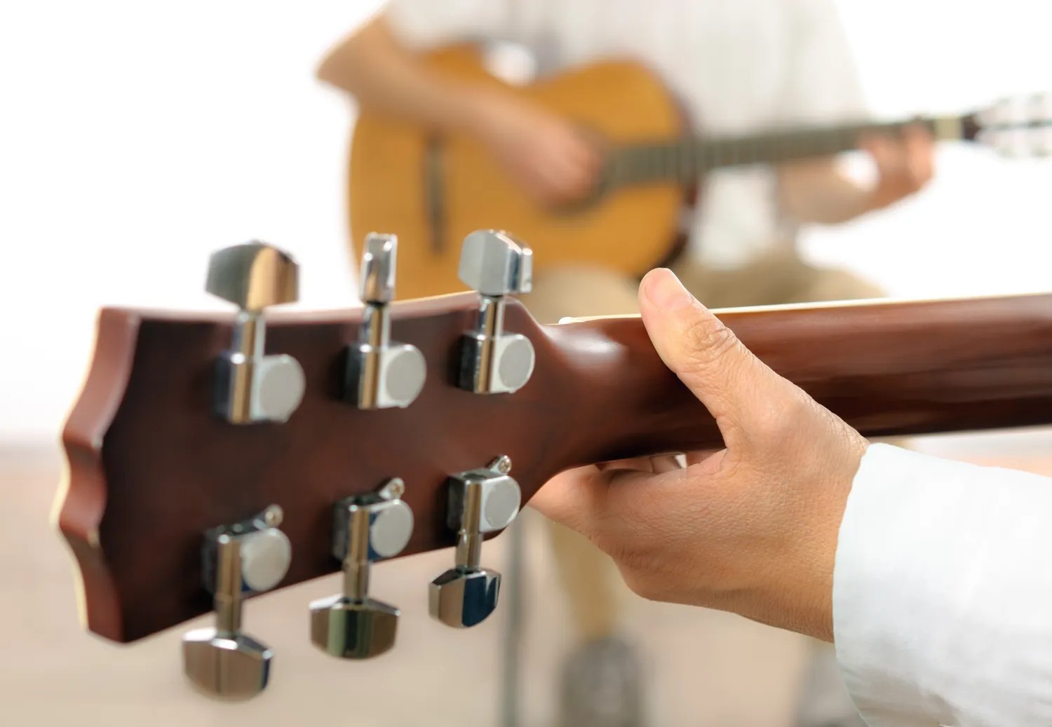 Czym różni się gitara akustyczna od klasycznej?